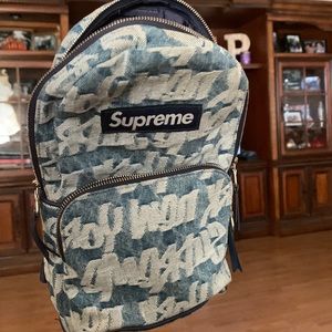 Brand new Supreme crossbody bag/perfect condition